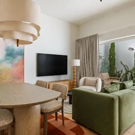 Chic 1-bedroom Townhouse Near The Historic Centre Hébergement de vacances Lisboa